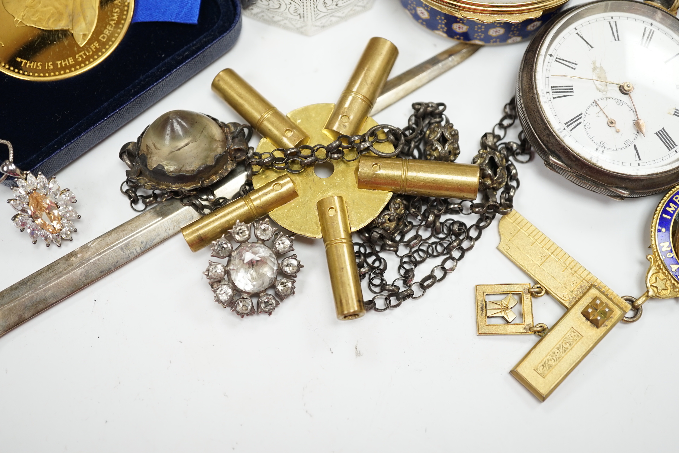 A small group of jewellery, silver and other collectables including a modern silver meat skewer, 20.6cm, silver napkin rings, Swiss 935 white metal pocket watch, unmounted cut stones, pen, opera glasses etc.